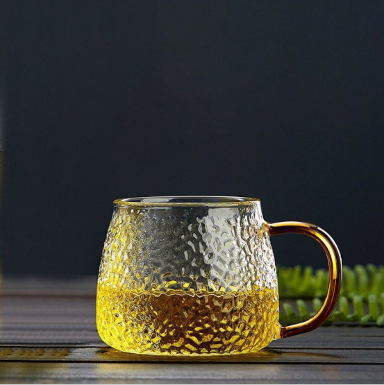 குடிக்கும்போது வெளிப்படையான ஒயின் கிளாஸ்கள் ஏன் தேவை?