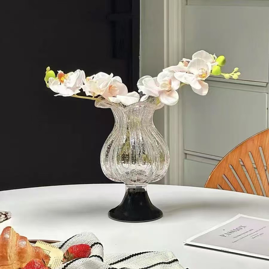 பல்வேறு வித்தியாசமான வடிவ கண்ணாடி குவளைகள்